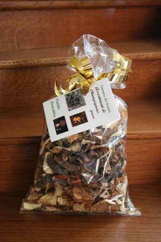 Assortiment de champignons s�ch�s pour cro�te foresti�re